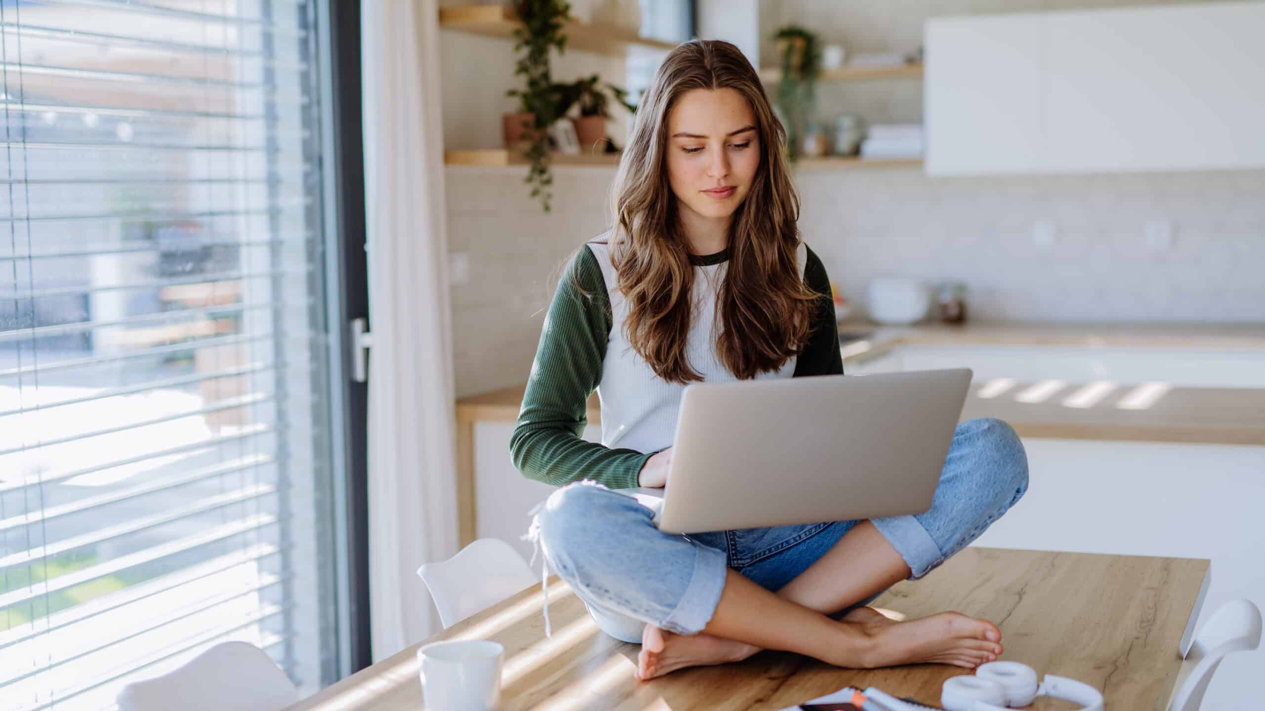 Young woman having homeoffice in her apartment.